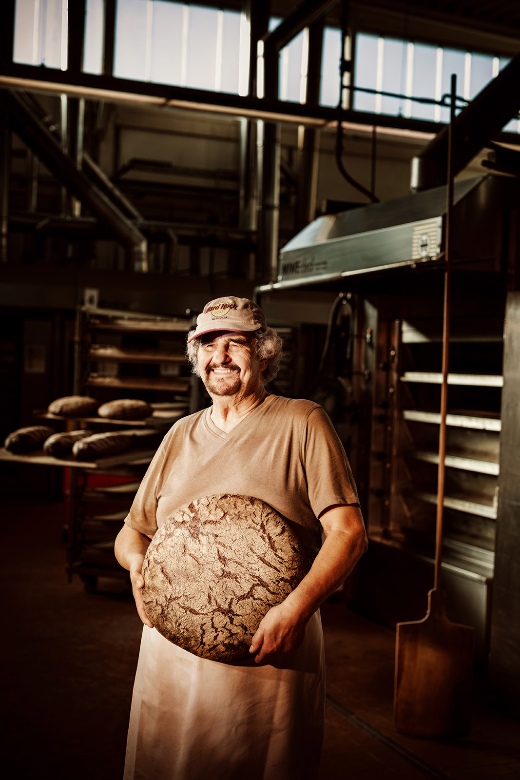 Paul Dries präsentiert das Brot, das seinen Namen trägt, Bäcker Dries, Rheingau