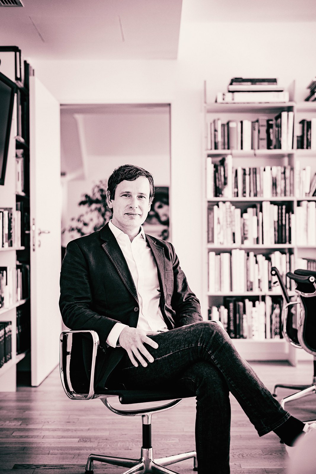 Geschäftsführer der MVB Marketing- und Verlagsservice des Buchhandels in seinem Frankfurter Büro