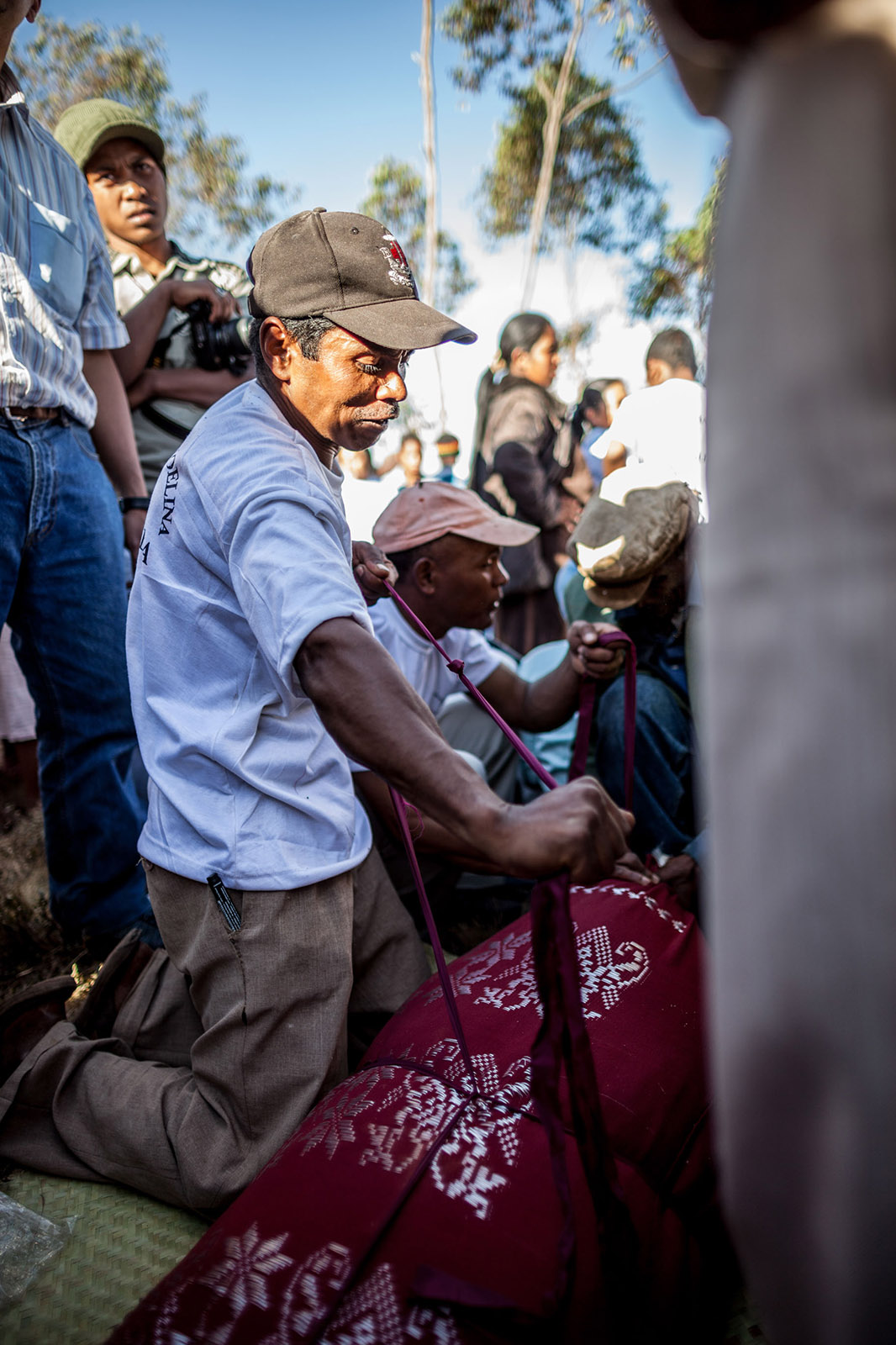 Famidahana, Madagaskar, Famidahana, Madagaskar, Die Leichen werden in frische Tücher gewickelt, bevor sie wieder zurück in die Gruft gebracht werden