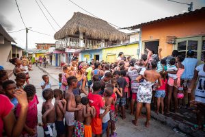 Kinder stehen an für Geschenke auf Santa Cruz del Islote