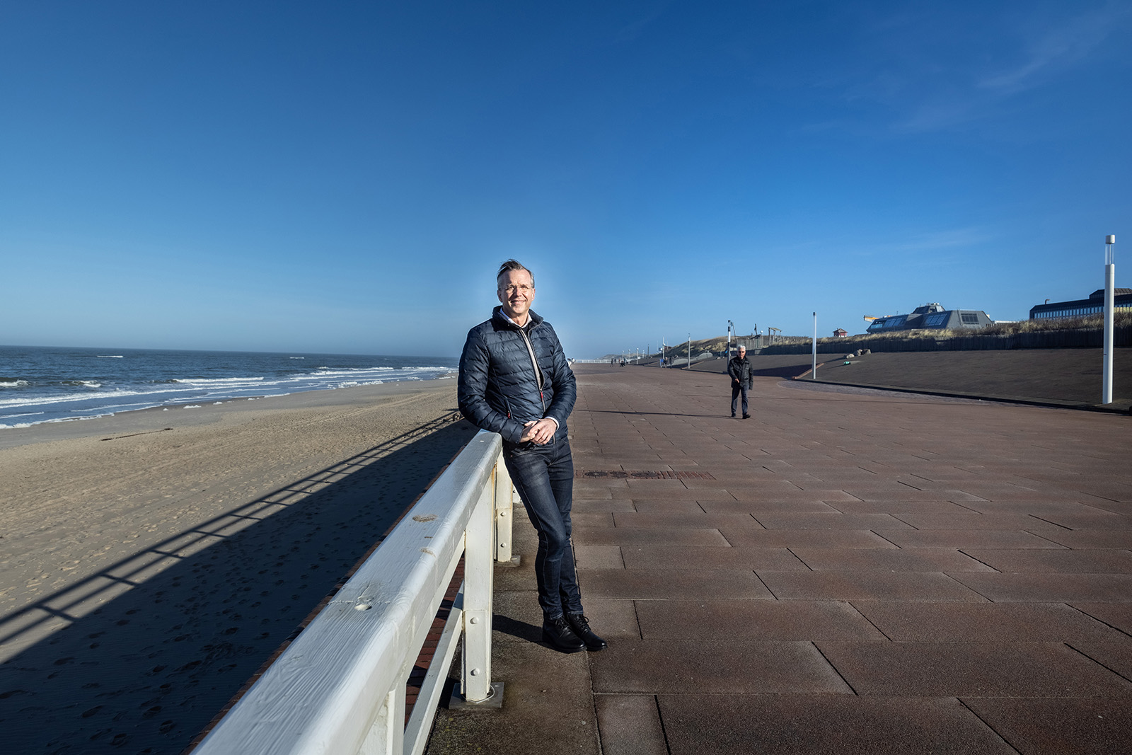 der im Februar 2021 amtierende Bürgermeister von Sylt Nikolas Häckel auf der Strandpromenade in Westerland