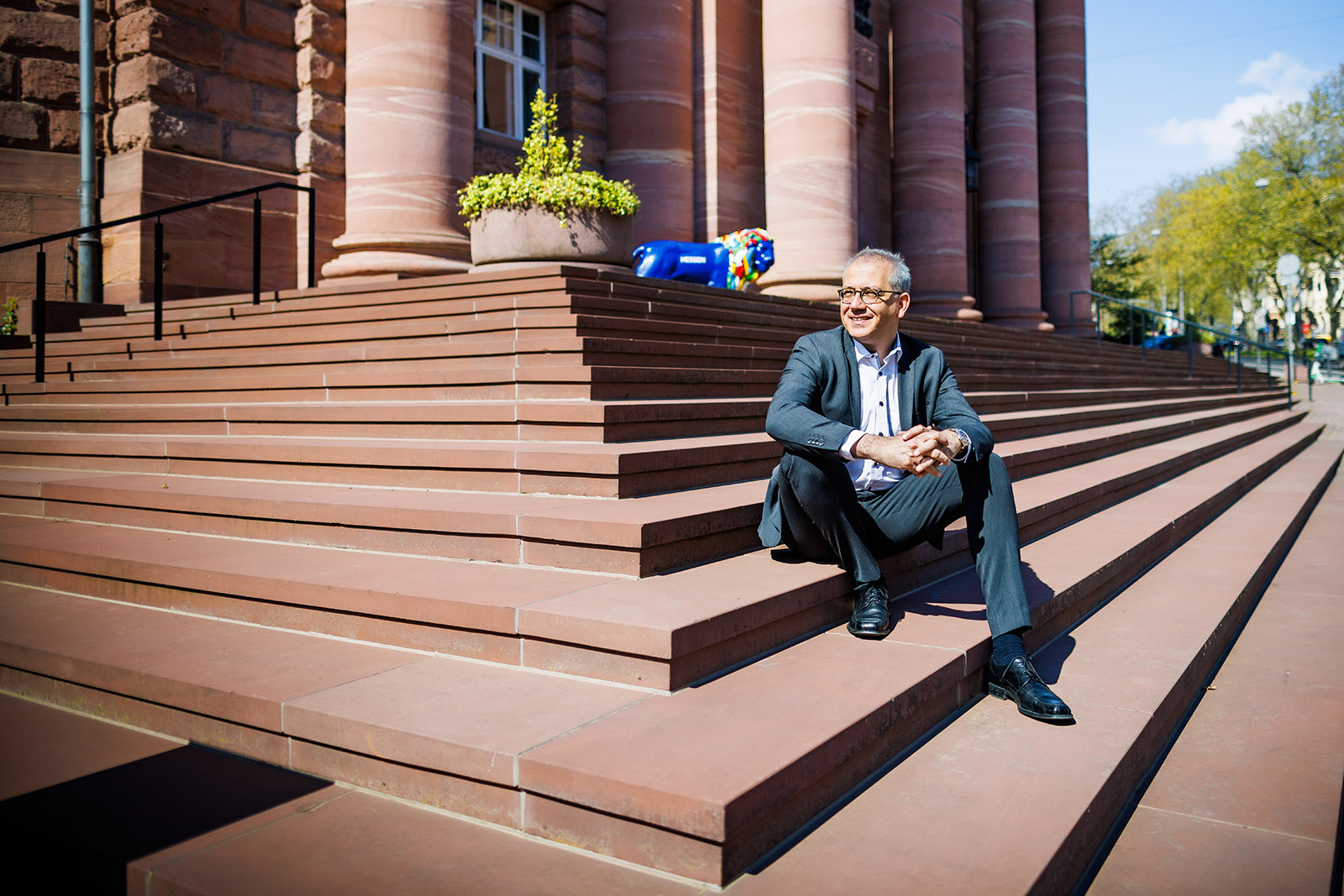 Der hessische Wirtschaftsminister Tarek Al-Wazir auf der Treppe des Landeshauses in Wiesbaden